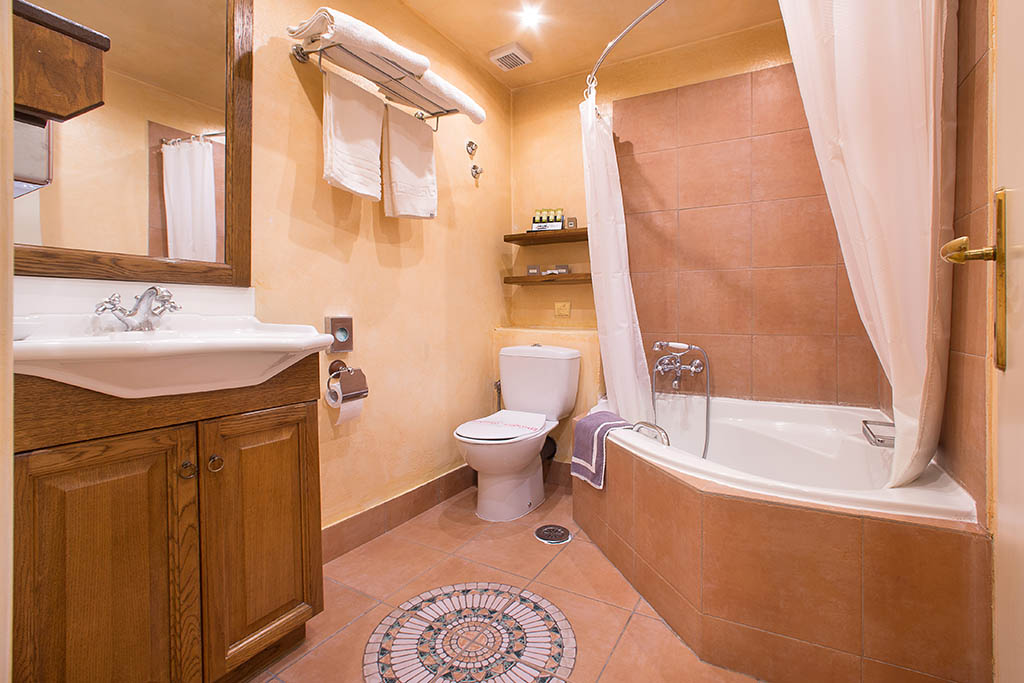 Country Club Hotel & Suites 4