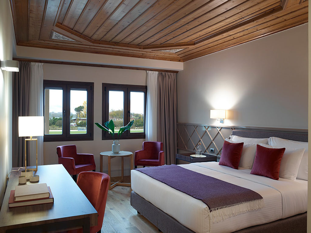 The Lake Hotel 5